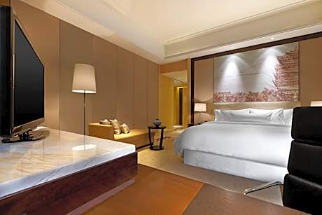 Club Partial River View King Non-Smoking With Executive Lounge Access