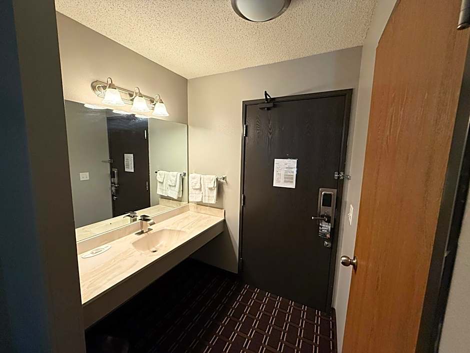 Super 8 by Wyndham Reedsburg