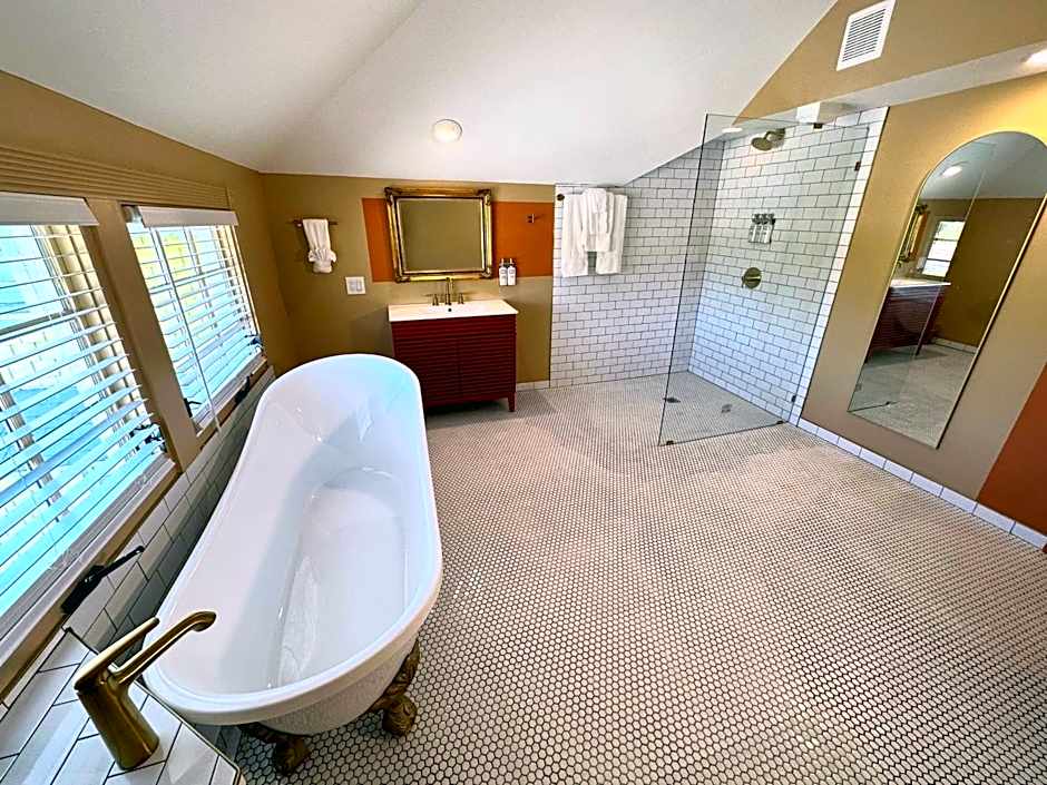 Peninsula Bed & Cocktails