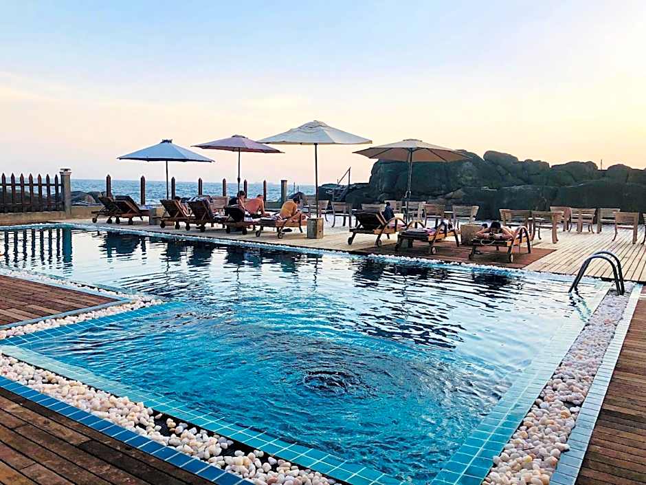 Thaproban Pavilion Waves Unawatuna