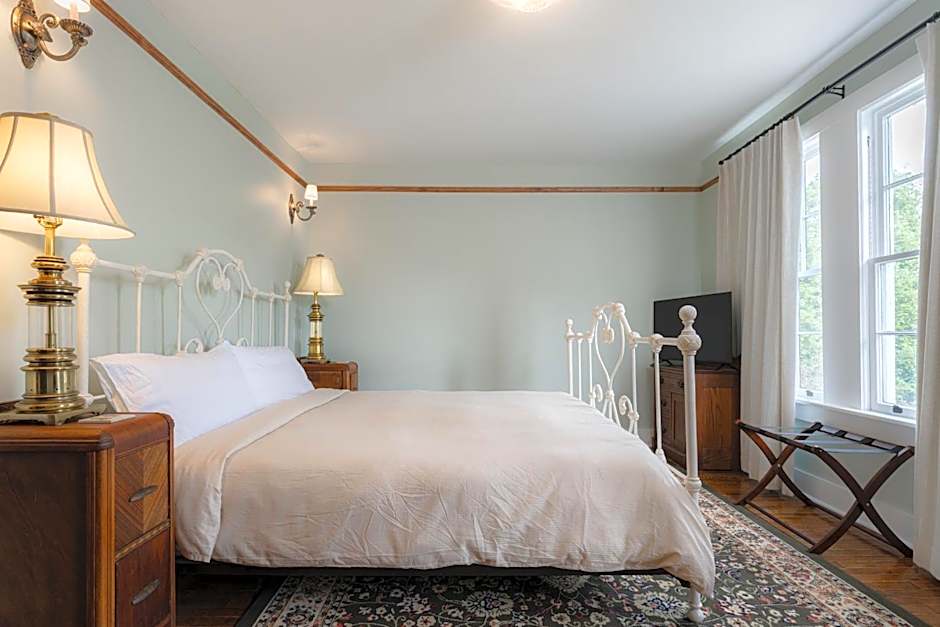 The NuWray Hotel & Carriage House