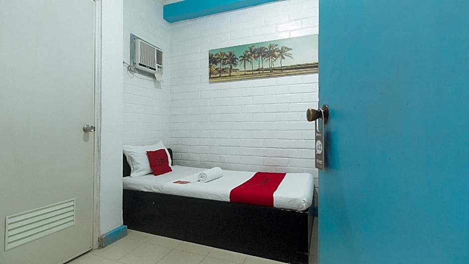 RedDoorz @ La Maria Pension and Tourist Inn