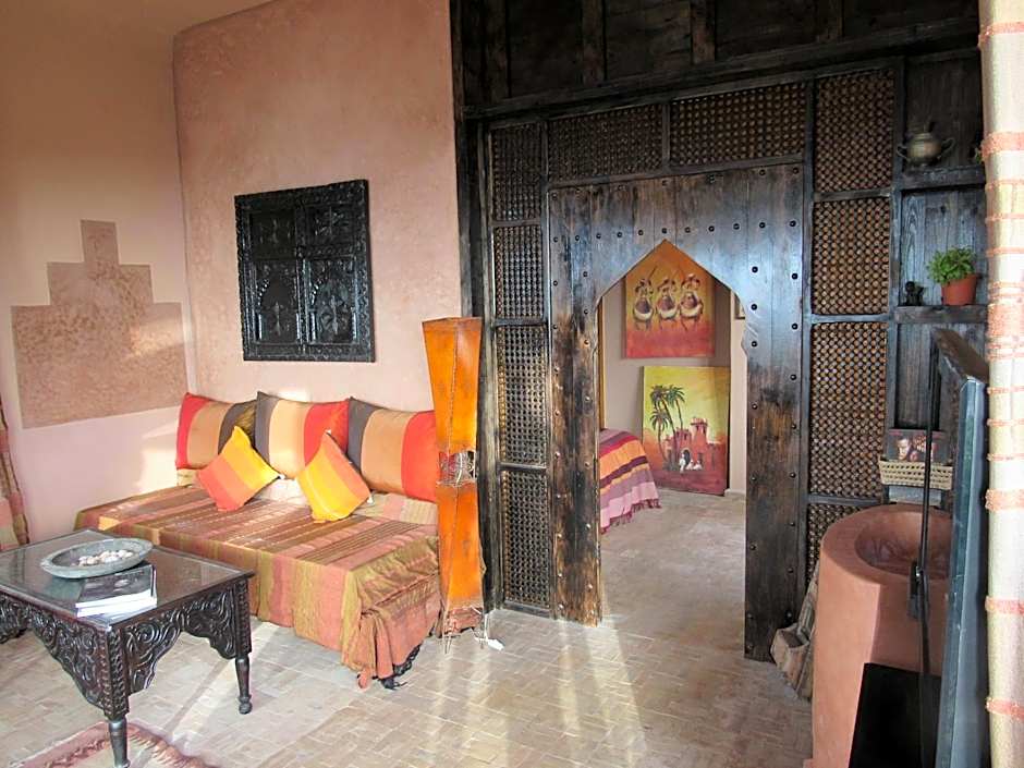 Dar Danse, the Bubble on the Beach