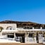 Mr and Mrs White Tinos