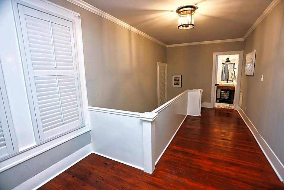 Historic Home Family Friendly Close to Seawall
