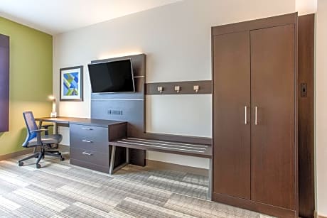 Suite with Mobility Accessible Tub - Non-Smoking