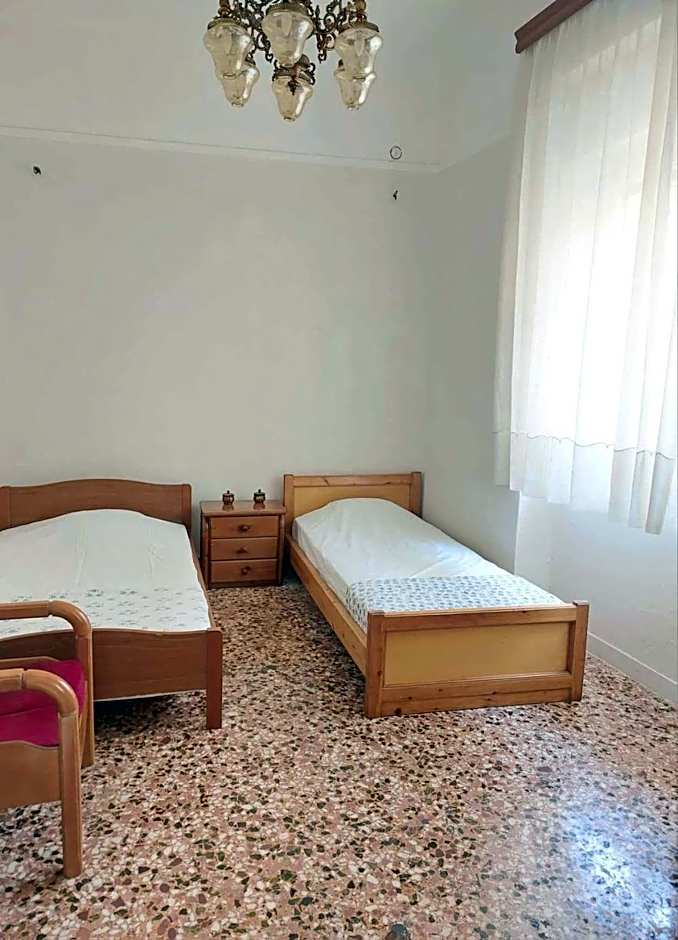 Κρεβάτια σε κοιτώνα 5' from metro