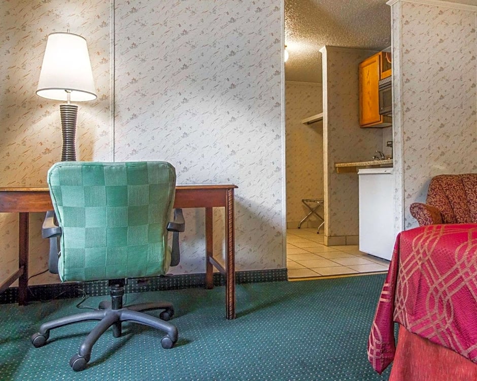 Rodeway Inn & Suites Brunswick near Hwy 1