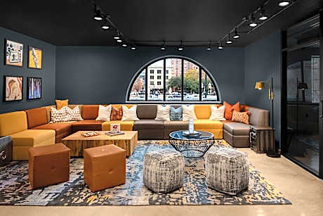 City View Corner, Larger Guest Room, 1 Queen, Minute Maid View, City View