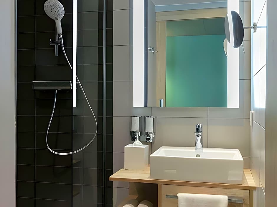 Hampton by Hilton Paris Clichy – Clichy, CA