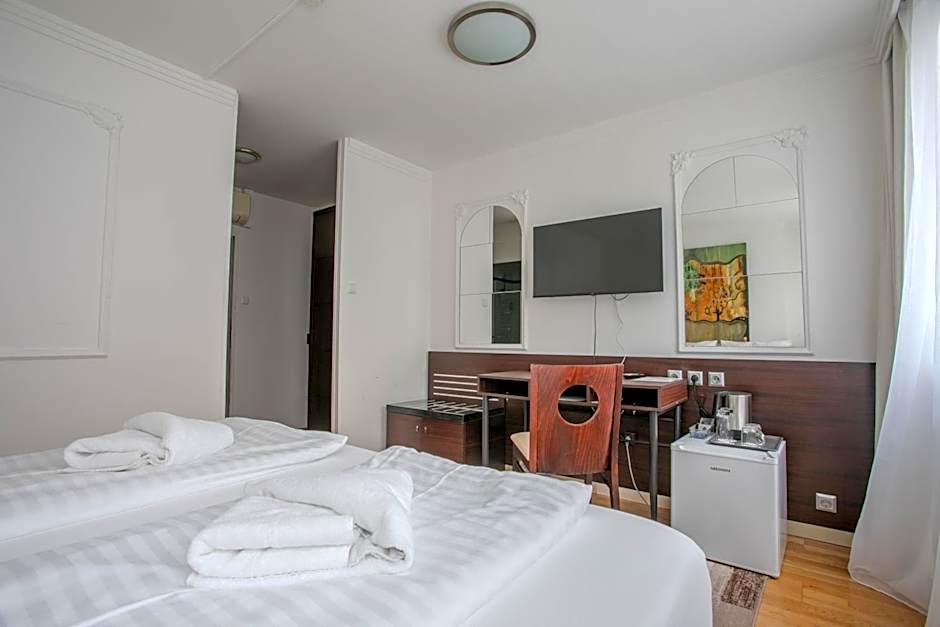 Hotel Attaché