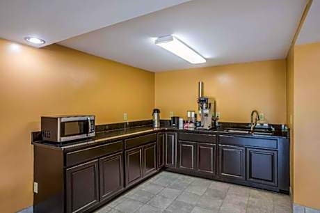 Rodeway Inn & Suites
