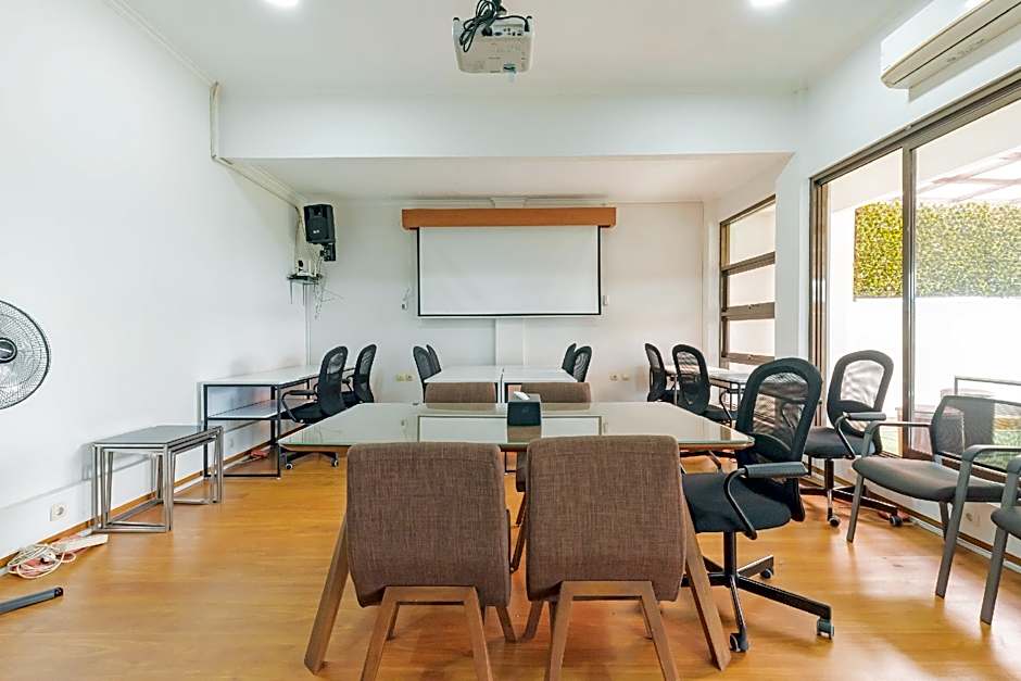 RedDoorz near Kiara Artha Park