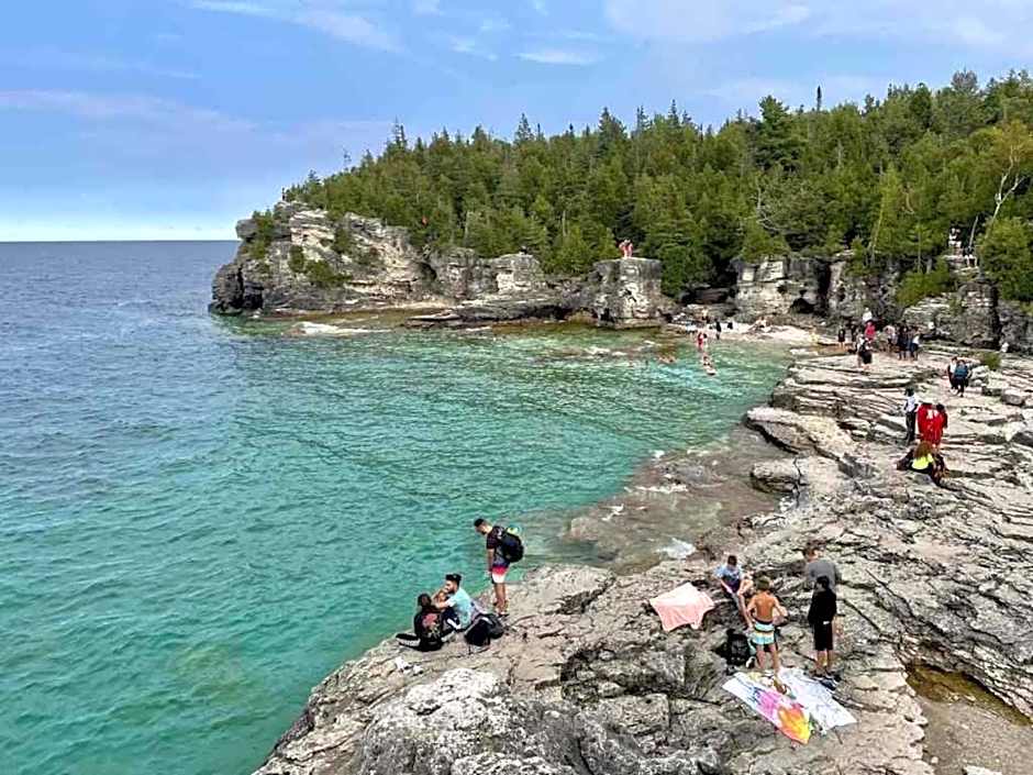 Evergreen Escape - Tobermory Chalet and Sauna