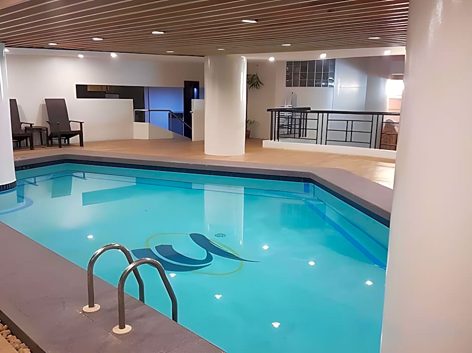 Sarrosa International Hotel And Residential Suites