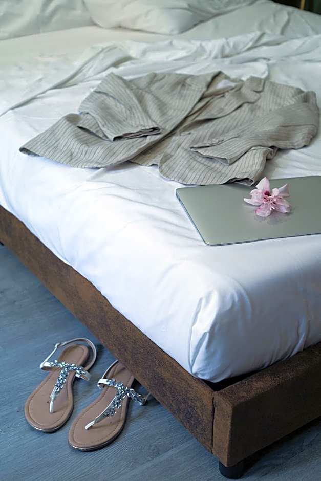 C'est La Vie Suites