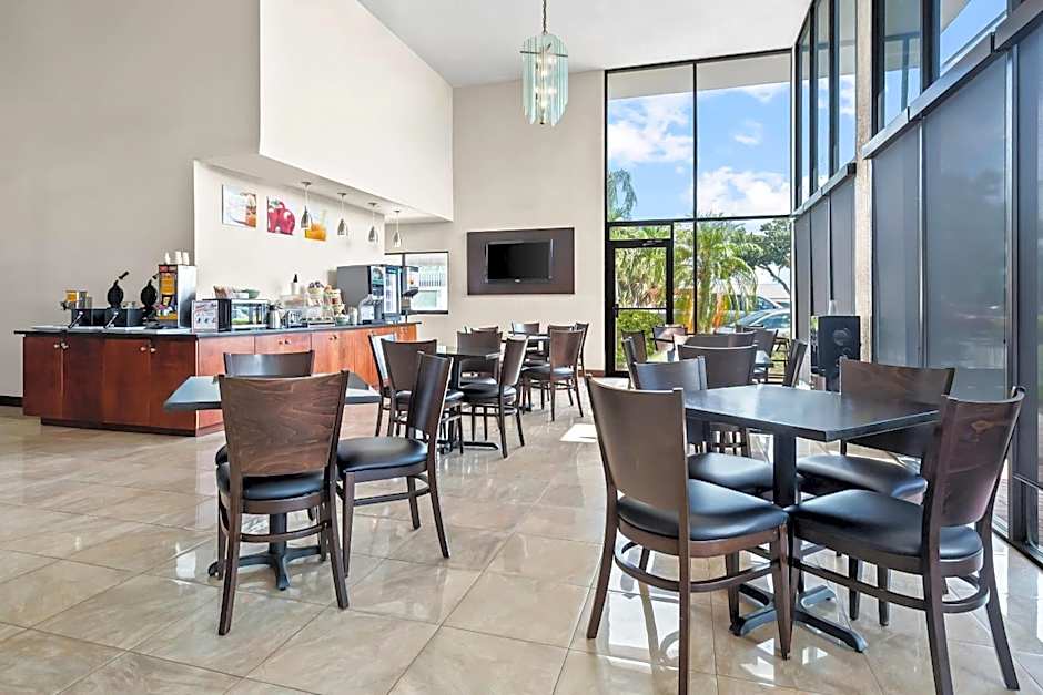 Quality Inn & Suites At Tropicana Field