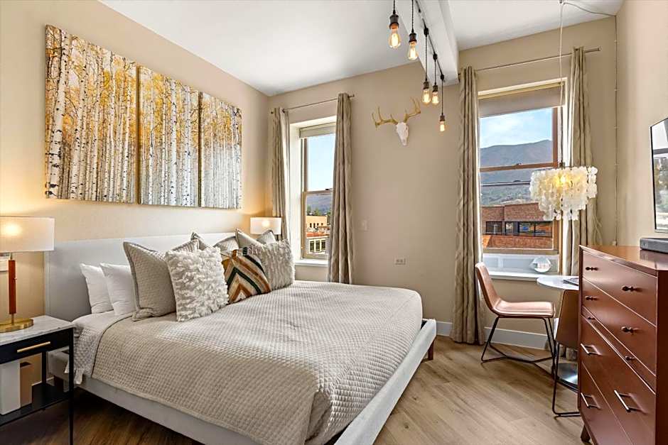 Independence Square 304, Stylish Hotel Room with Downtown Views & Great Location