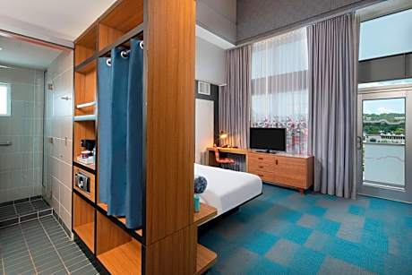 Aloft, Larger Guest room, 1 King, City view, Corner room