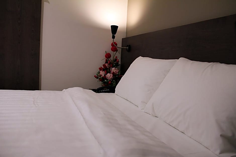 Photo 1 of 4 of Standard Queen Room without Window