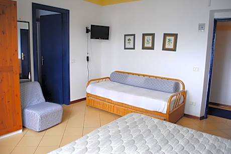 Standard Triple Room with Sea View