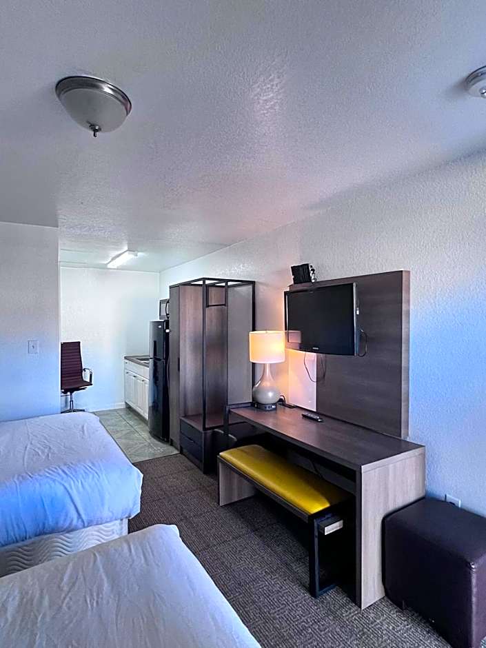 OYO Garden Inn and Suites Pearsall I-35 East