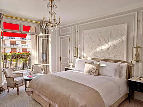 Deluxe Suite, avenue Montaigne view with balcony