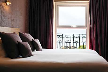 Double Room with Partial Sea View
