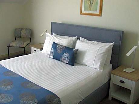 Queen Room with Water View (21)