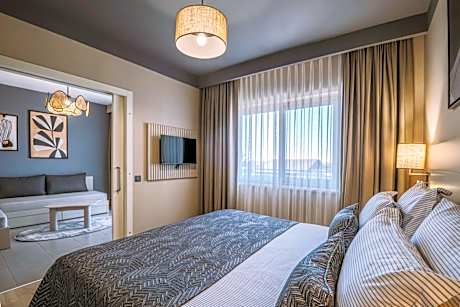 Deluxe Suite (2 Adult + 2 Children)