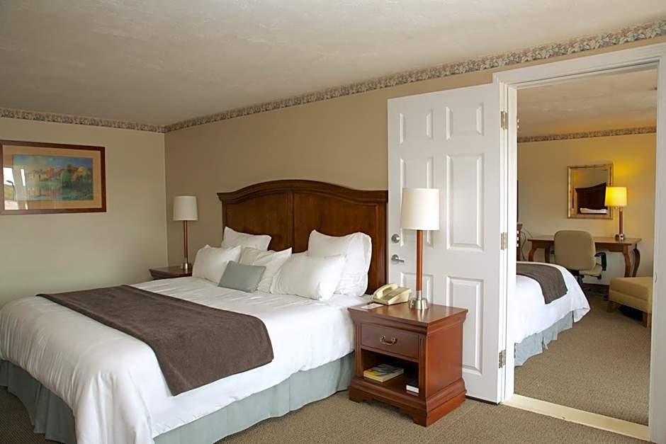 Holiday Hill Inn & Suites