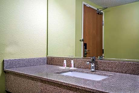 Two-Bedroom, Suite with 1 King Bed and 1 Queen Bed,  Non-Smoking