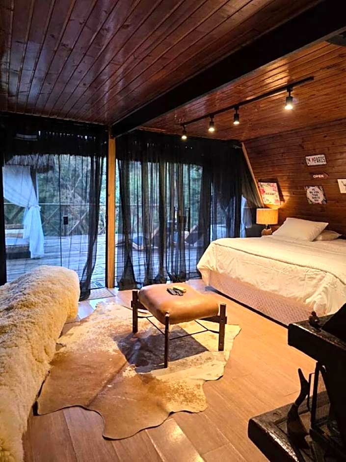 Chalét com jacuzzi sauna lareira e telao cinema