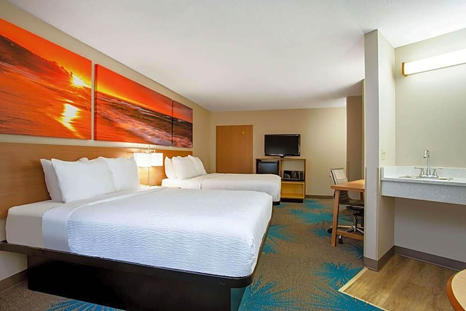 Days Inn by Wyndham Marquette