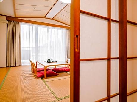 Superior Japanese-Style Room
