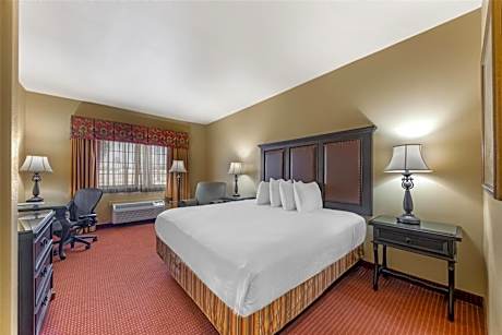 King Room with Roll-In Shower - Mobility Access