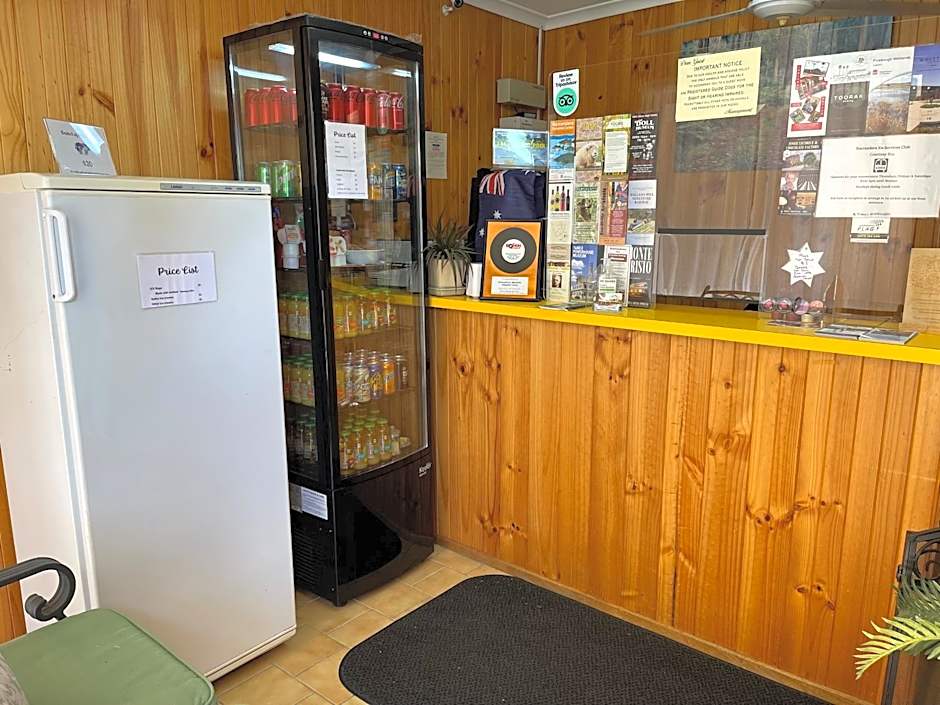 Country Roads Motor Inn