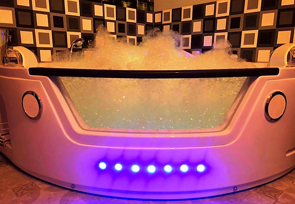 UNDERGROUND Jacuzzi Rooms