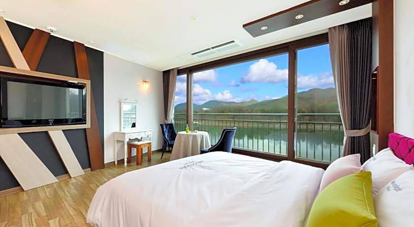 Moonlight Blue Pension