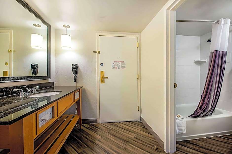 La Quinta Inn & Suites by Wyndham Fort Lauderdale Tamarac