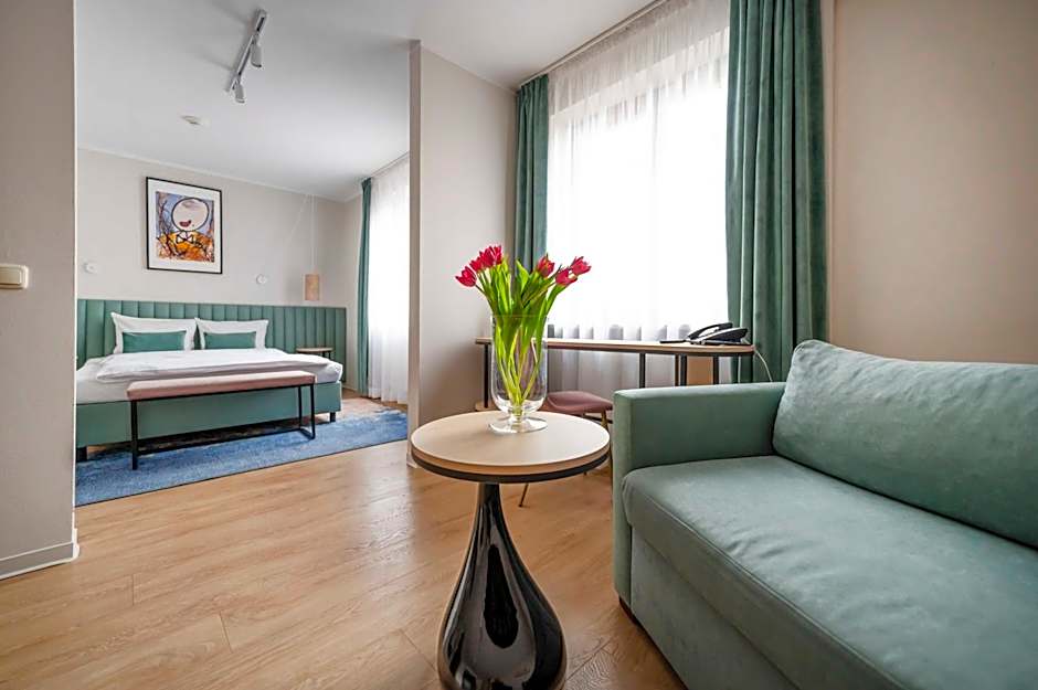 Hotel H12