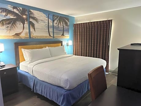 1 King Bed, Non-Smoking