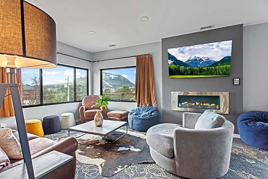 Coyote Mountain Lodge