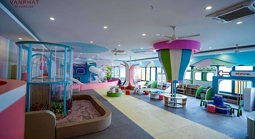 Van Phat Riverside Hotel