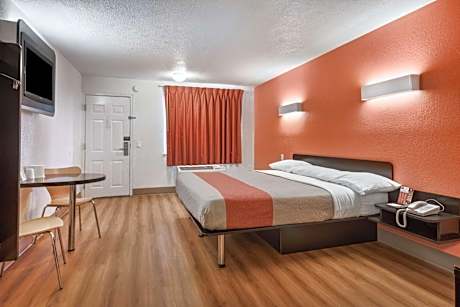 Motel 6-Youngstown, OH