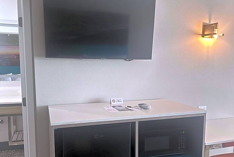 Super 8 by Wyndham Oceanside Downtown