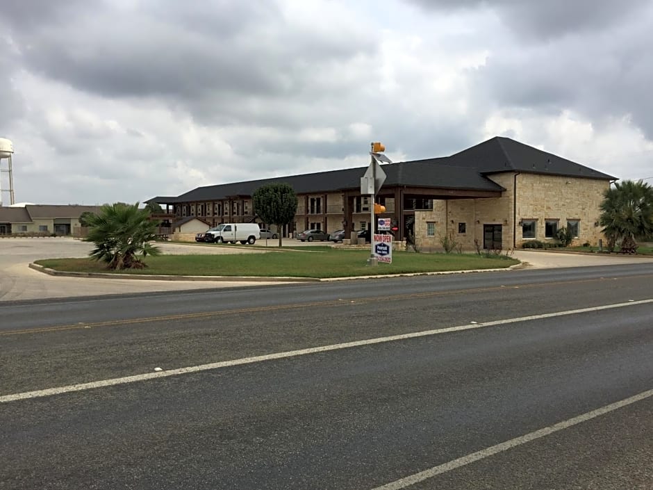 Pearsall Inn and Suites