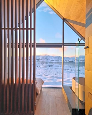 Iceland Lakeview Retreat