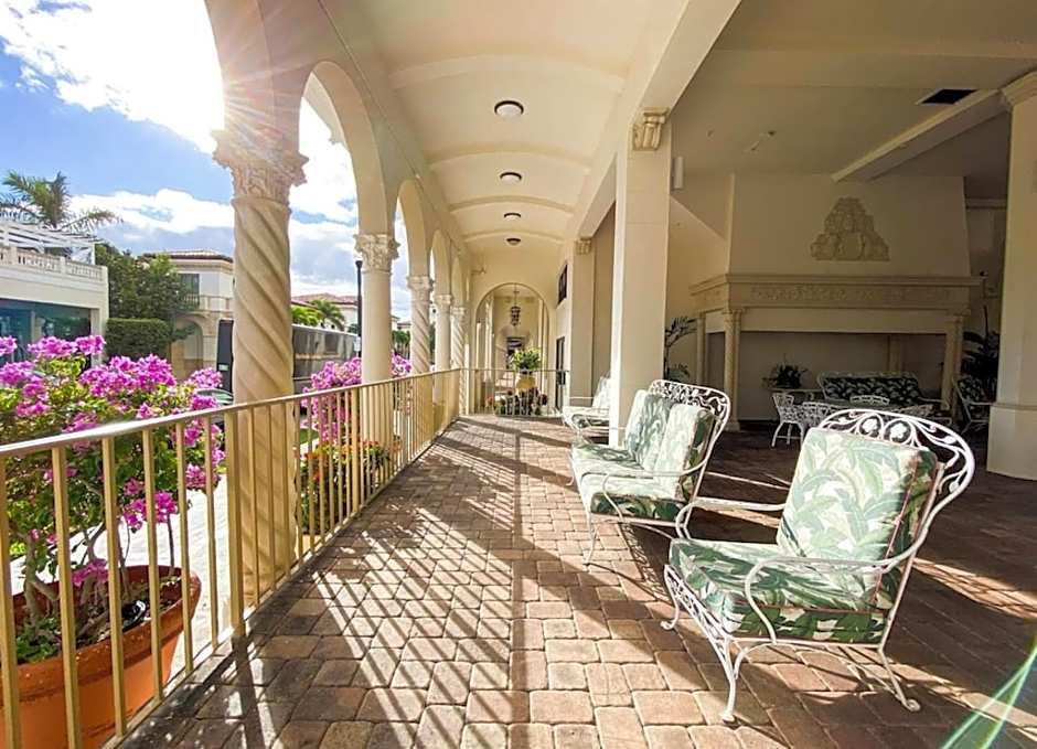 Renovated studio in the heart of Palm Beach - free parking, security box
