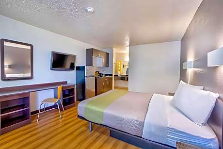 1 Queen Bed | Non-Smoking, Kitchen